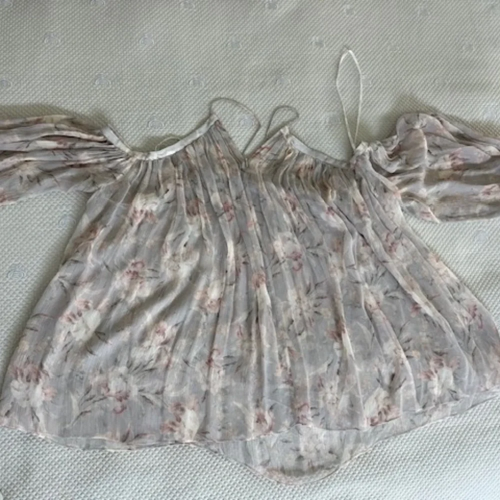New w/tags Zimmermann Cold Shoulder Silk Top Flower Print in designer size 2. - Picture 3 of 4